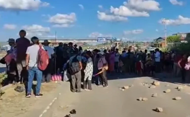 Evistas inician bloqueo en carretera Cochabamba-Santa Cruz