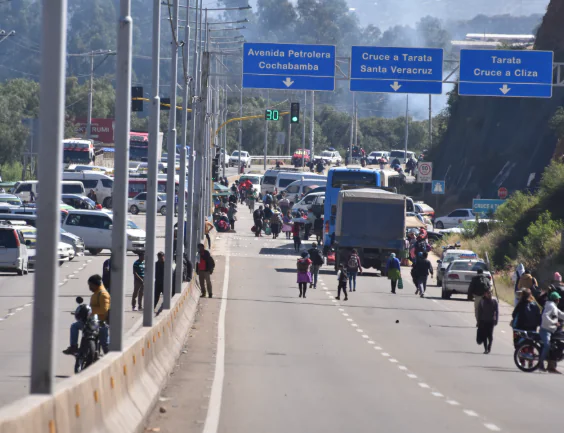 Bloqueos en Cochabamba cortan paso con oriente y occidente