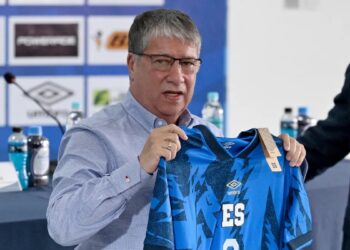 ‘Bolillo’ Gómez promete luchar para llevar a El Salvador al Mundial