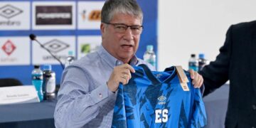‘Bolillo’ Gómez promete luchar para llevar a El Salvador al Mundial