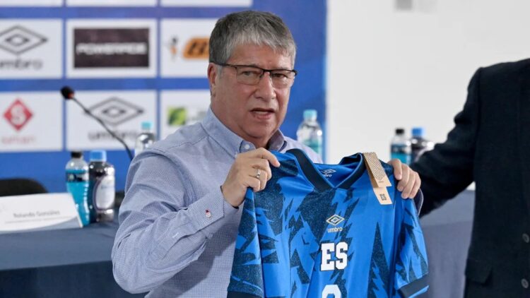 ‘Bolillo’ Gómez promete luchar para llevar a El Salvador al Mundial