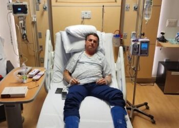 El expresidente de Brasil, Jair Bolsonaro, en su cama de hospital en Kissimmee, Florida (sureste de EEUU), según la imagen publicada en su cuenta de Twitter @jairbolsonaro el 9 de enero de 2023. Foto_ AFP.