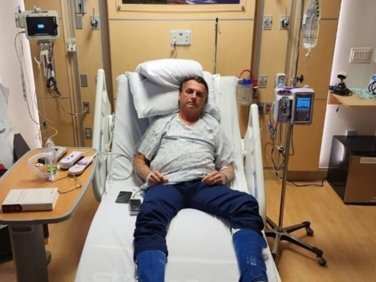El expresidente de Brasil, Jair Bolsonaro, en su cama de hospital en Kissimmee, Florida (sureste de EEUU), según la imagen publicada en su cuenta de Twitter @jairbolsonaro el 9 de enero de 2023. Foto_ AFP.