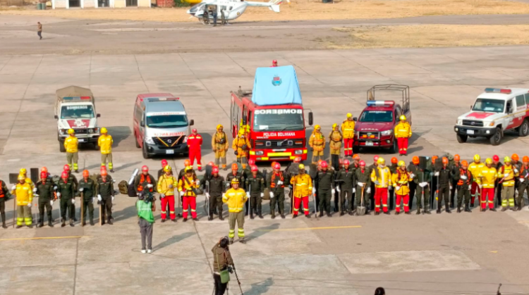 Arce ordena el despliegue de 70 bomberos de Cochabamba a Santa Cruz para sofocar los incendios