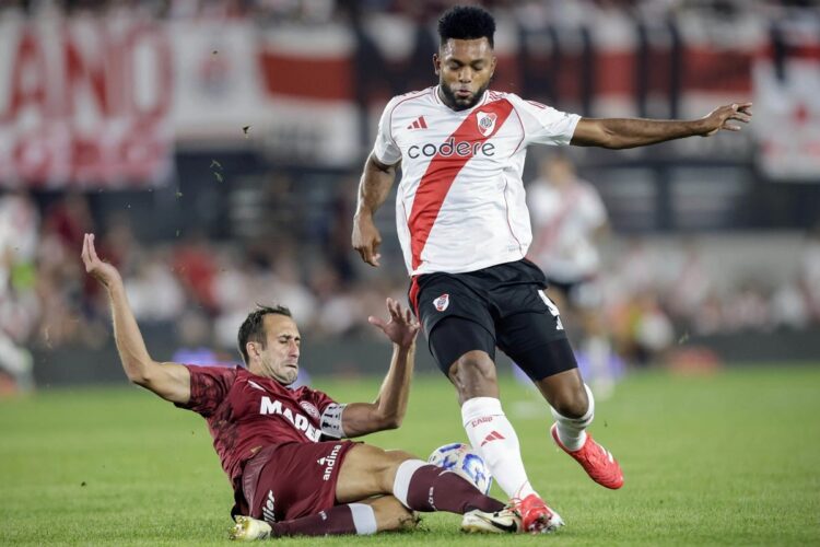 Colombiano Borja le da un sufrido triunfo a River en el torneo Apertura