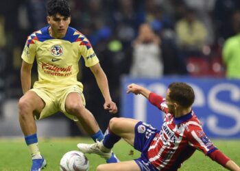 Kevin Álvarez herido en una pierna por botella lanzada en clásico ante Guadalajara