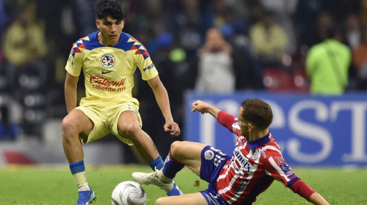 Kevin Álvarez herido en una pierna por botella lanzada en clásico ante Guadalajara