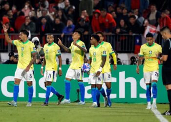 Brasil vence 2-1 a Chile pero no deja atrás las dudas en su juego