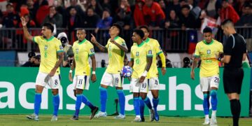 Brasil vence 2-1 a Chile pero no deja atrás las dudas en su juego