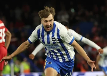 El Brighton remonta al campeón Liverpool
