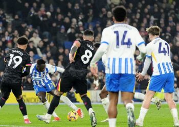 Paso atrás del Chelsea en sus aspiraciones Champions tras perder en Brighton (3-0)