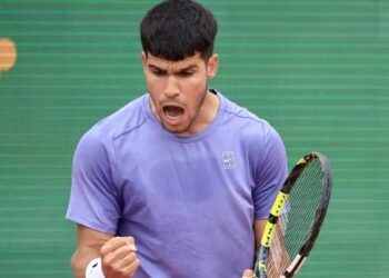 Alcaraz se lleva un susto ante Cerúndolo, pero pasa a octavos en Montecarlo