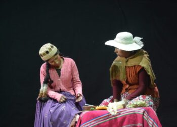 Jóvenes participan en un concurso de teatro