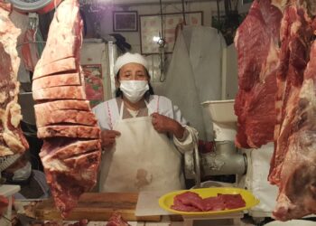 Carnicera de mercado vende carne al detalle. Foto: Pedro Luna