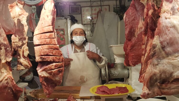 Carnicera de mercado vende carne al detalle. Foto: Pedro Luna