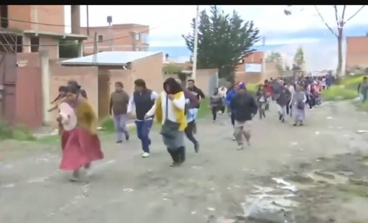 Vecinos rompieron los cercos e ingresaron a sus viviendas para rescatar sus pertenencias.