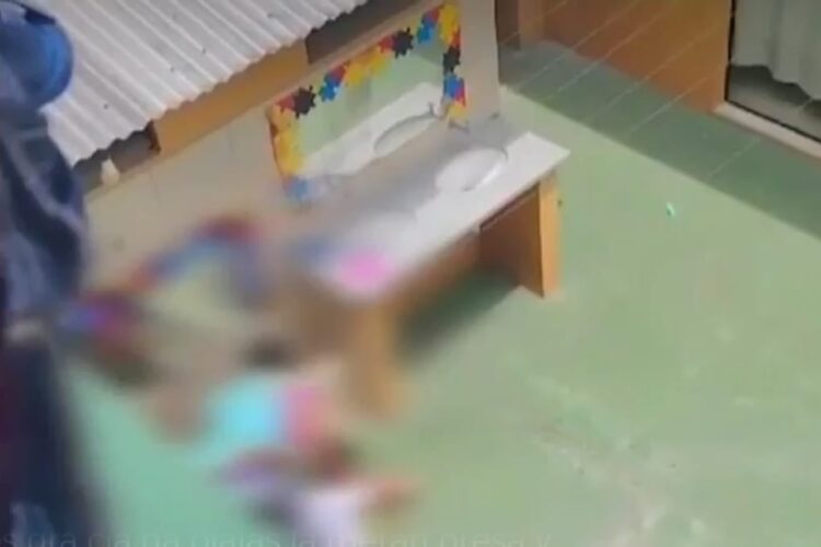 Imágenes de video develan maltrato físico contra un niño en una guardería de Santa Cruz.