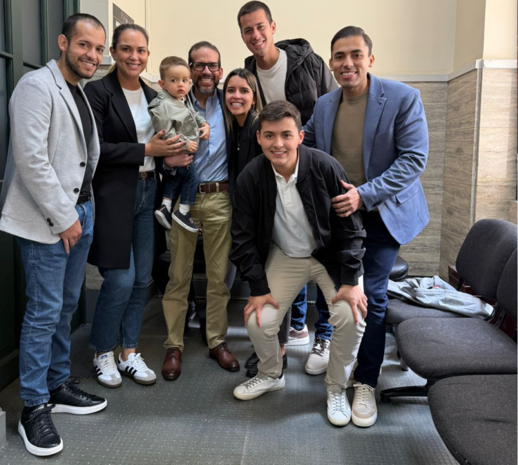 Camacho se reencuentra con su familia y lo celebra en sus redes sociales