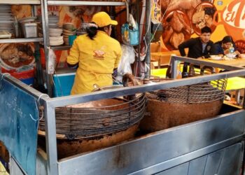 Hallan comida guardada e insumos en descomposición en puestos de venta de la avenida Buenos Aires.