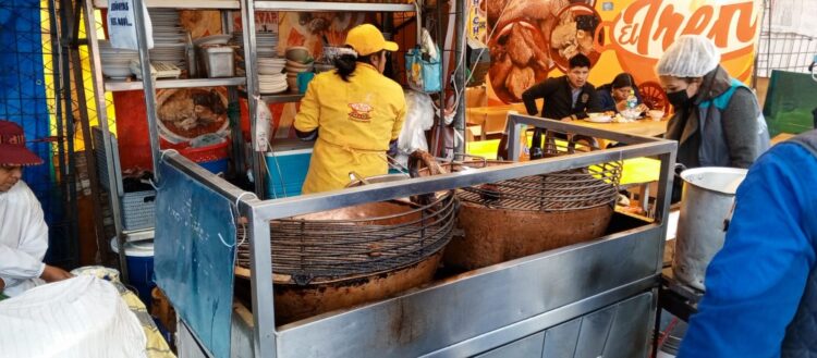 Hallan comida guardada e insumos en descomposición en puestos de venta de la avenida Buenos Aires.