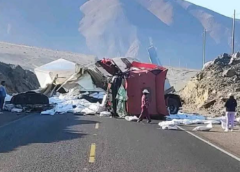 Camión frigorífico vuelca en Santiago de Machaca y deja un muerto y un herido