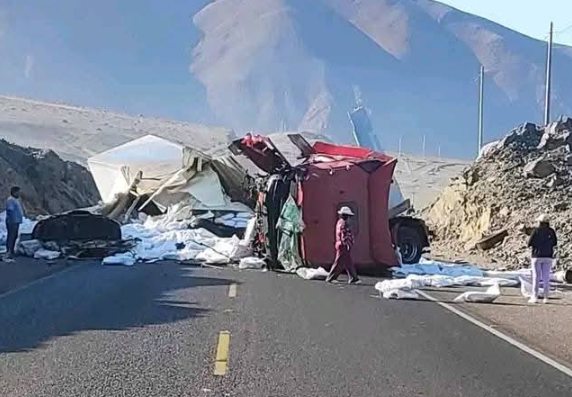 Camión frigorífico vuelca en Santiago de Machaca y deja un muerto y un herido