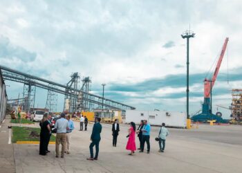 Bolivia supervisa depósito en puerto de Uruguay para potenciar su comercio exterior