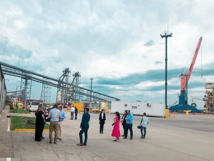Bolivia supervisa depósito en puerto de Uruguay para potenciar su comercio exterior