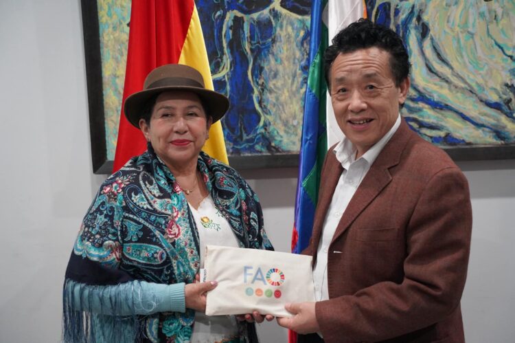 Director de la FAO llegó al país para participar del primer encuentro regional de camélidos