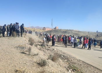 Policía y pobladores de Caracollo despejan el punto de bloqueo evista en ese sector