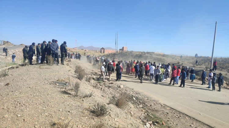Policía y pobladores de Caracollo despejan el punto de bloqueo evista en ese sector