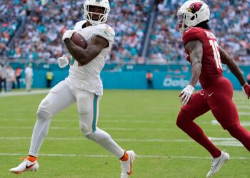 Cardinals derrotan a Dolphins en el regreso de Tagovailoa en la NFL