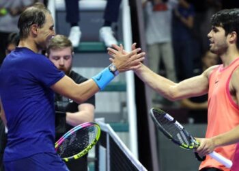 Alcaraz derrota a Nadal en Riad y se cita con Sinner en final de torneo de exhibición