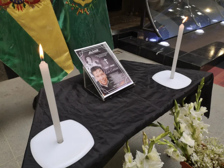 Con capillas ardientes rinden homenaje al cantante Luis Carrión, que falleció la mañana de ayer, martes. FOTO: GAMEA