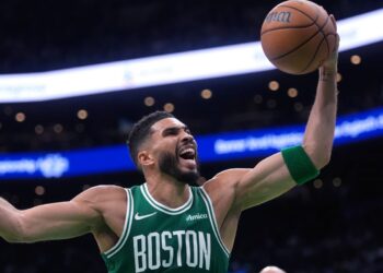 Celtics aplastan a Knicks en inicio de su defensa del título NBA
