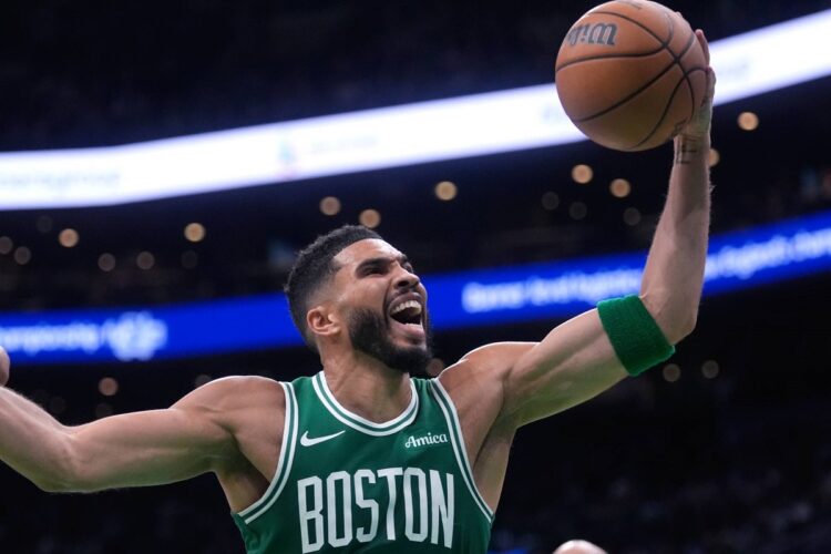 Celtics aplastan a Knicks en inicio de su defensa del título NBA