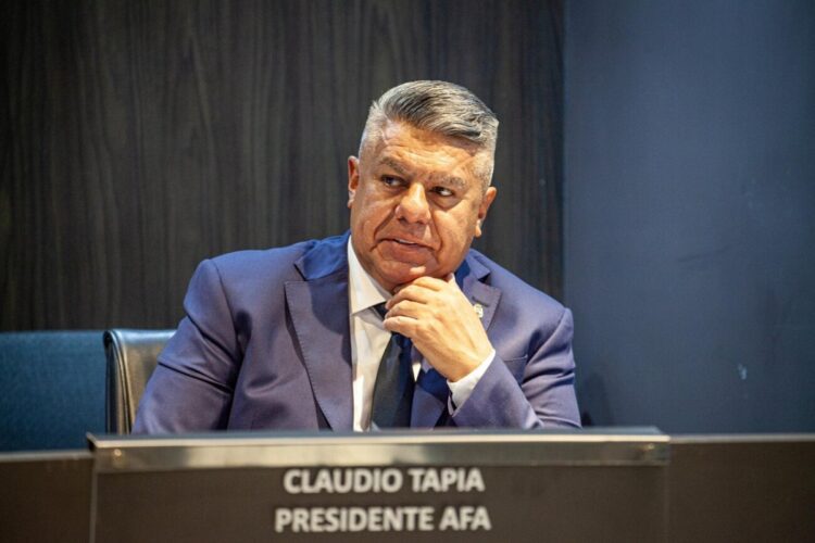 Fútbol argentino reelige a su titular en un desafío al gobierno