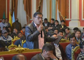 Choferes de La Paz demandan la nivelación de tarifas del transporte público.