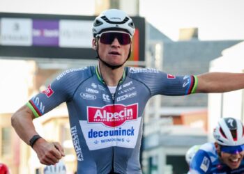 Van der Poel arranca su temporada en ruta con victoria en Gran Premio Samyn