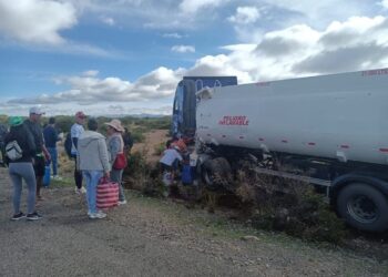 Comunarios de Villazón aprovechan accidente de cisterna para recolectar combustible