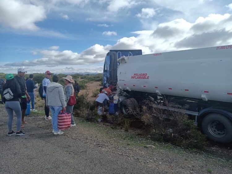 Comunarios de Villazón aprovechan accidente de cisterna para recolectar combustible
