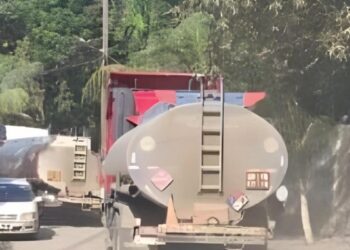 CEO incauta dos cisternas con 46.000 litros de diésel en Caranavi