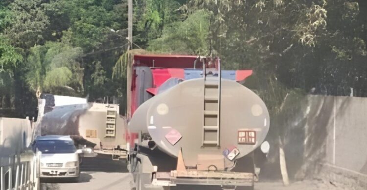 CEO incauta dos cisternas con 46.000 litros de diésel en Caranavi