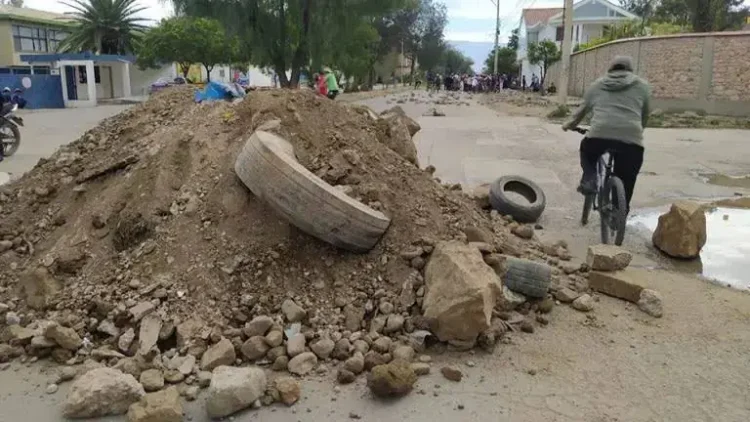 Quinto día de bloqueo en Colcapirhua por conflicto con la basura 