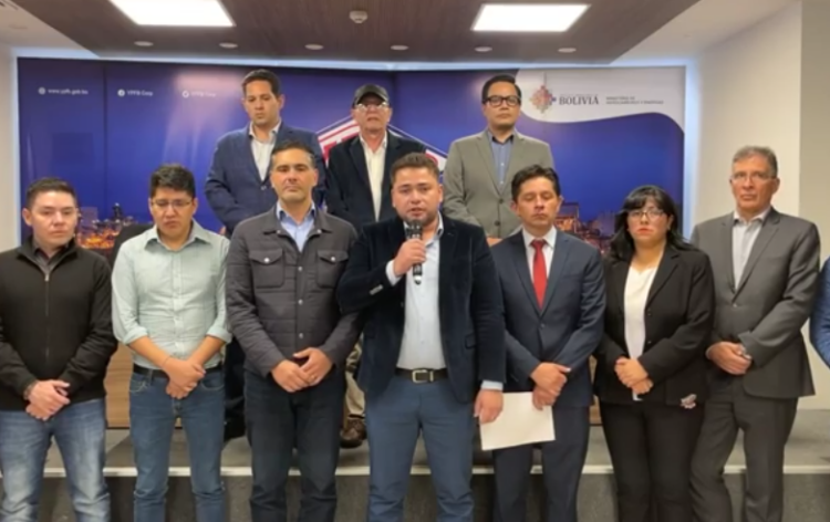 Gobierno y empresarios acuerdan un ‘precio referencial’ para el combustible importado