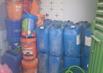 Fiscalía imputa a dos hombres por tráfico ilegal de combustible y daños a vehículo policial