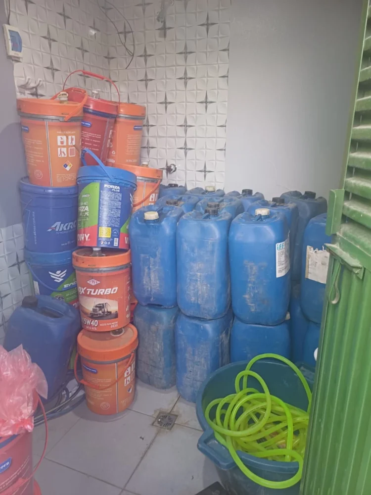 Fiscalía imputa a dos hombres por tráfico ilegal de combustible y daños a vehículo policial