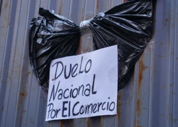Comerciantes y vendedores paran actividades en protesta por la crisis