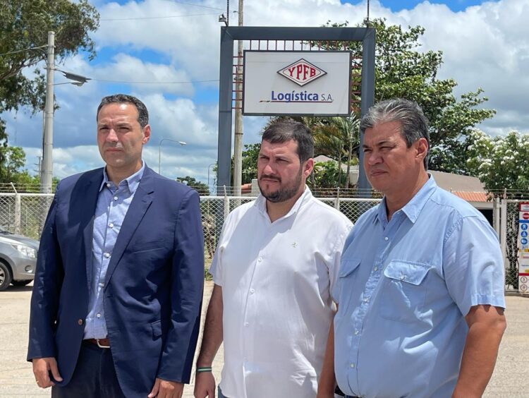 Comité pro Santa Cruz declara emergencia por desabastecimiento de combustible