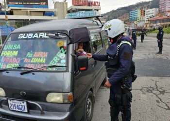 Alcaldía controla la tarifa diferenciada en el transporte público en La Paz